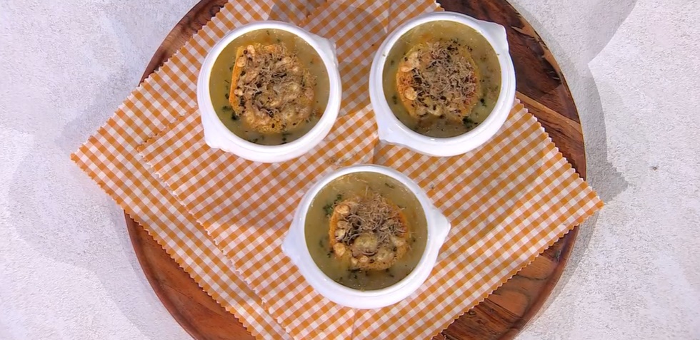 “É sempre mezzogiorno” ricetta di oggi 8 Novembre 2023: Zuppa di cipolle gratinata di Ivano Ricchebono