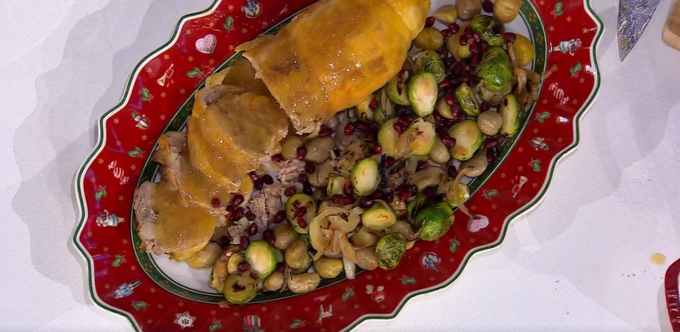 “É sempre mezzogiorno” ricetta di oggi 21 dicembre 2023: Pollo farcito con salsiccia di zia Cri