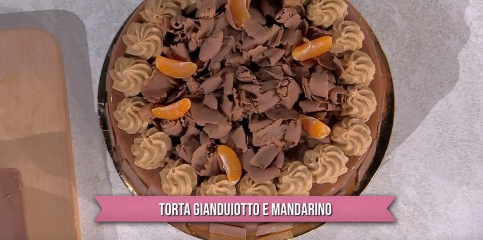 “É sempre mezzogiorno” ricetta di oggi 17 Gennaio 2024: torta gianduiotta e mandarino di Sal De Riso