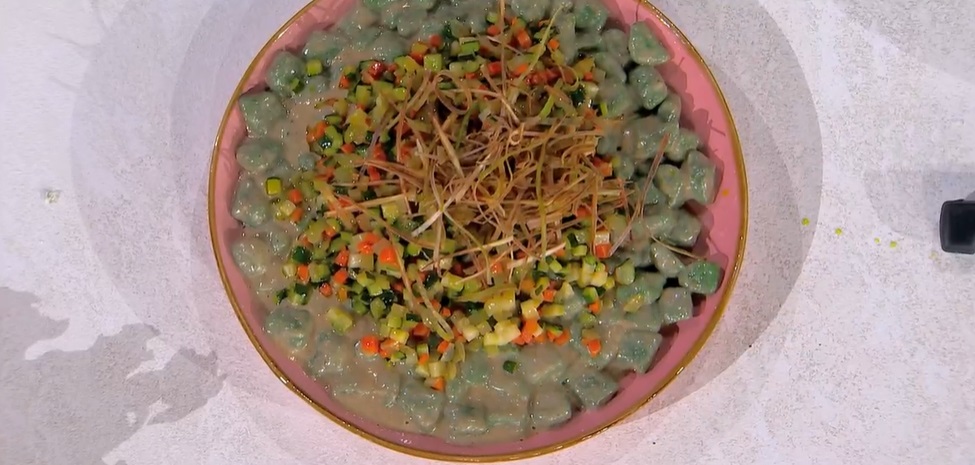 “É sempre mezzogiorno” ricetta di oggi 30 Gennaio 2024: gnocchi di cavolo nero con ragù di verdure di Barbara De Nigris