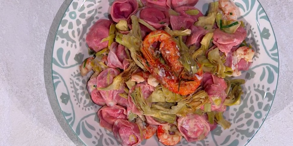 “É sempre mezzogiorno” ricetta di oggi 22 Gennaio 2024: ravioli rossi con gamberi e carciofi di Mauro e Mattia Improta