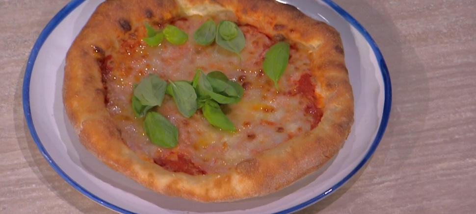 “É sempre mezzogiorno” ricetta di oggi 17 Gennaio 2024: Pizza col cornicione ripieno di Vincenzo Capuano