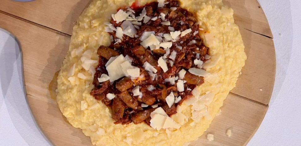 “É sempre mezzogiorno” ricetta di oggi 22 Gennaio 2024: Polenta stesa con ragù di Daniele Persegani
