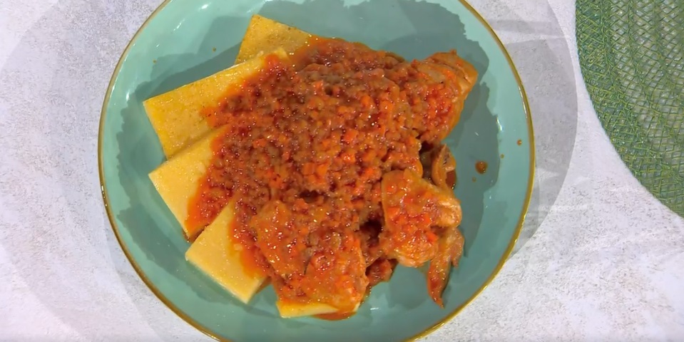 “É sempre mezzogiorno” ricetta di oggi 10 Gennaio 2024: Pollo alla cacciatora con polenta croccante di Francesca Marsetti