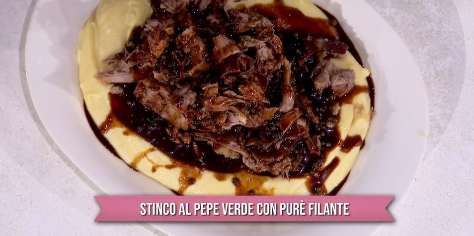 “É sempre mezzogiorno” ricetta di oggi 31 Gennaio 2024: Stinco al pepe verde con purè filante di gemelli Billi