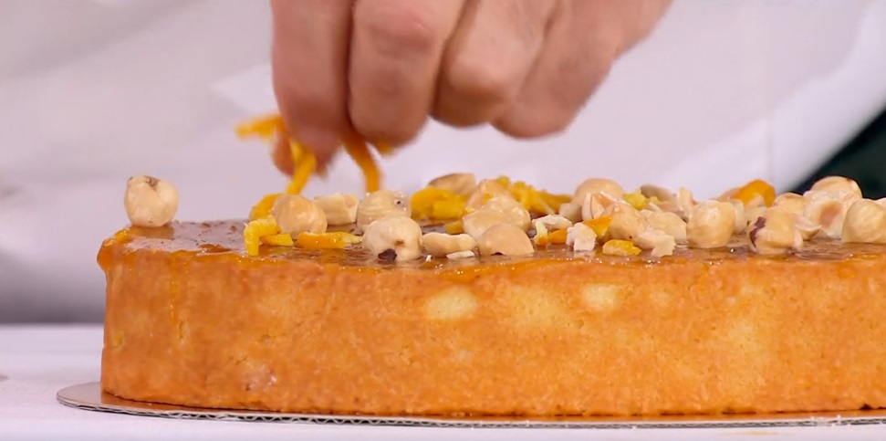 “É sempre mezzogiorno” ricetta di oggi 11 Gennaio 2024: Torta alle carote e nocciole di Sal De Riso