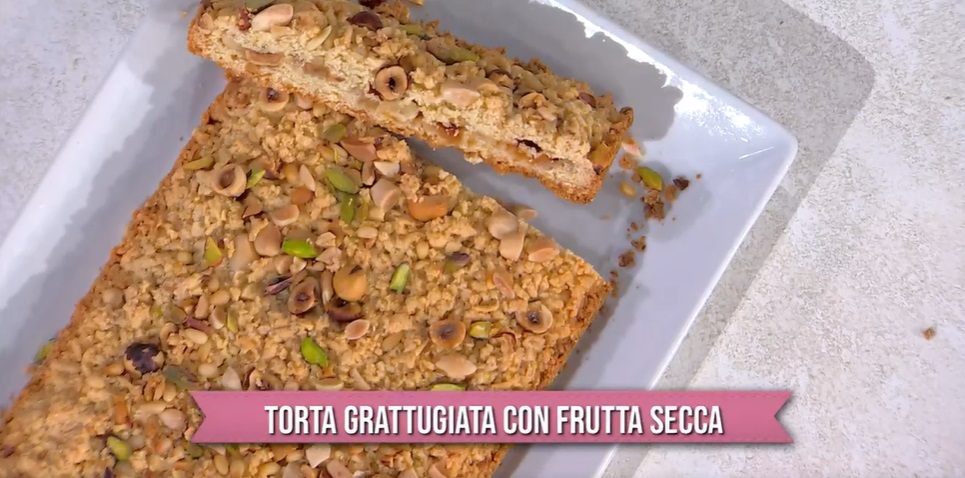 “É sempre mezzogiorno” ricetta di oggi 9 Gennaio 2024: Torta grattugiata con frutta secca di Natalia Cattelani