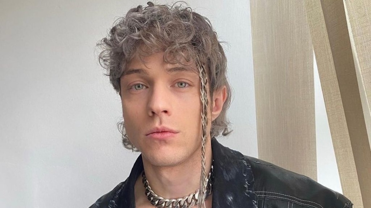 Sanremo 2024, l’abito di Irama per la seconda serata del Festival: stilista, look, vestito