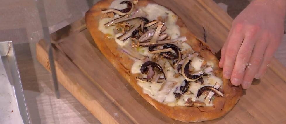 “É sempre mezzogiorno” ricetta di oggi 2 Febbraio 2024: pizza radicchio taleggio e noci di Fulvio Marino