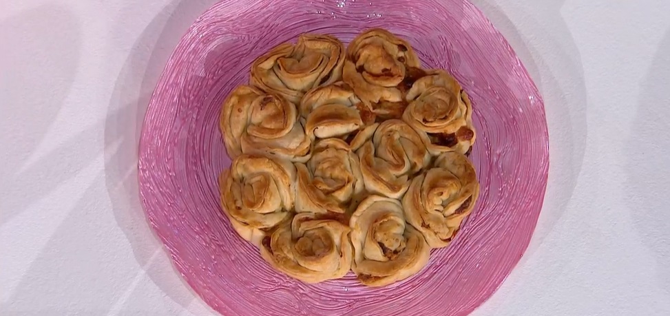 “É sempre mezzogiorno” ricetta di oggi 1 Febbraio 2024: torta di rose sfogliate di Daniele Persegani