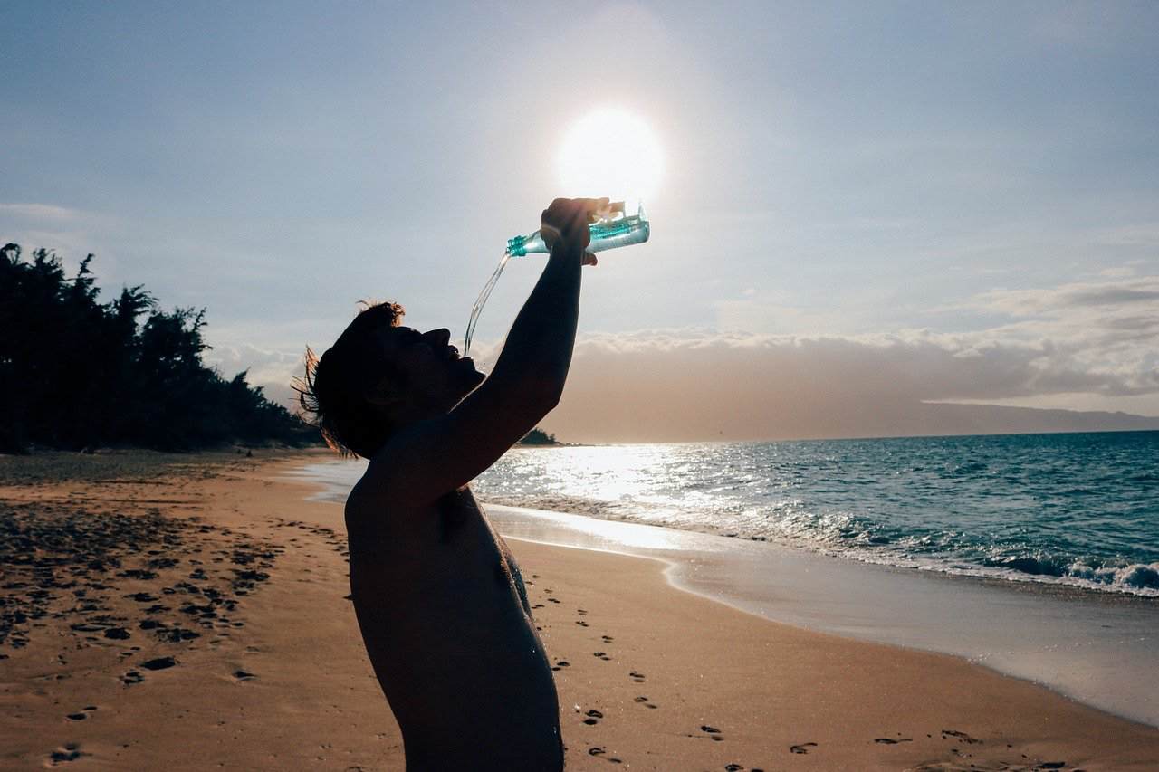 Scopri cosa succede al tuo corpo se bevi 7 bicchieri d'acqua al giorno: risultati sorprendenti!