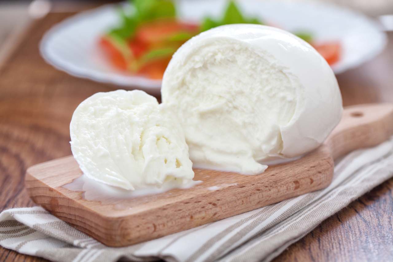 Scopri cosa capita al tuo corpo se consumi mozzarella oltre la data di scadenza. La verità svelata.