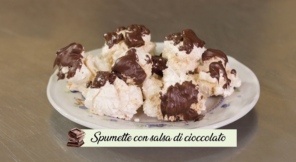 “La cucina delle monache”: spumette con salsa di cioccolato