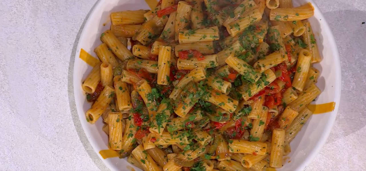 É Sempre Mezzogiorno, ricetta di oggi 23 maggio 2024: pasta arrabbiatissima di Chloe Facchini