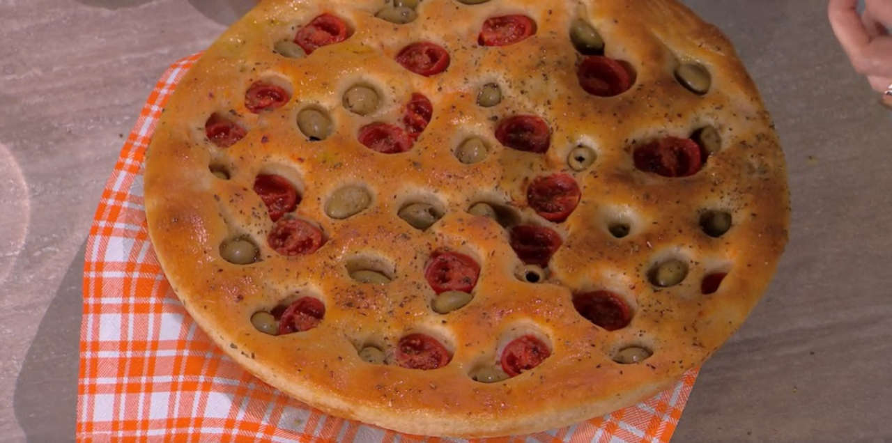 É Sempre Mezzogiorno, ricetta di oggi giovedì 30 maggio 2024: Focaccia Barese di Fulvio Marino