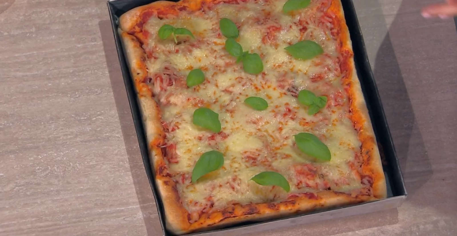 É sempre mezzogiorno, ricetta di oggi 13 settembre 2024: Pizza di casa in teglia di Fulvio Marino