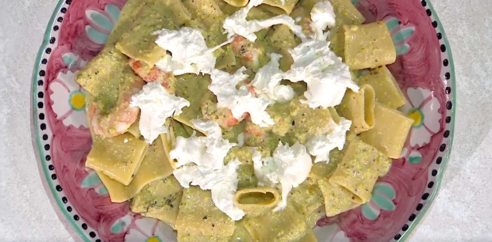 É sempre mezzogiorno, ricetta di oggi 13 settembre 2024: paccheri con pesto di pistacchi e gamberi di Antonio Paolino