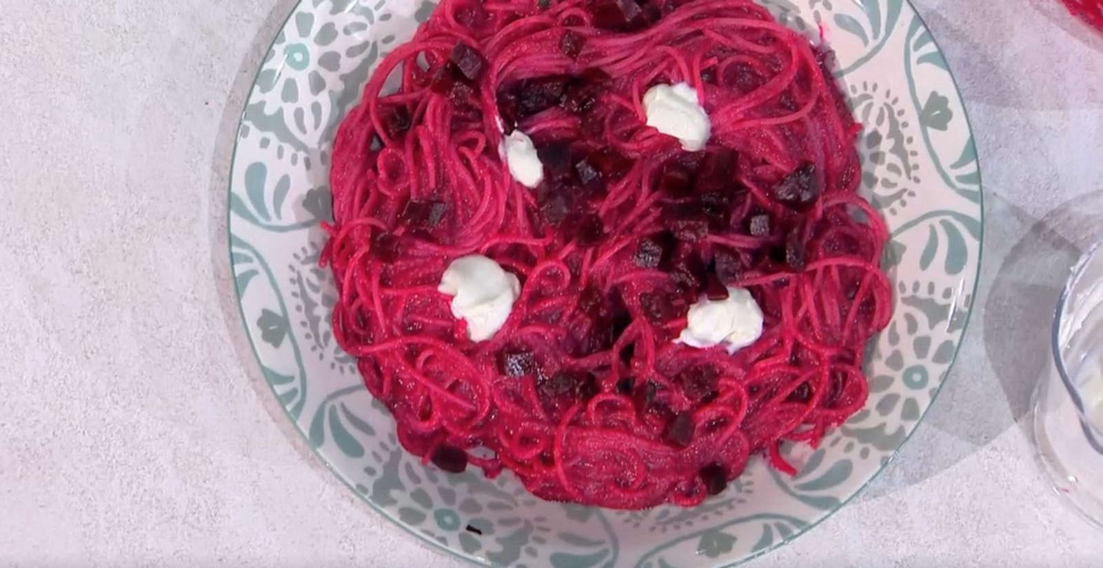 É sempre mezzogiorno, ricetta di oggi 6 novembre 2024 Spaghetti rosa di Antonella Ricci