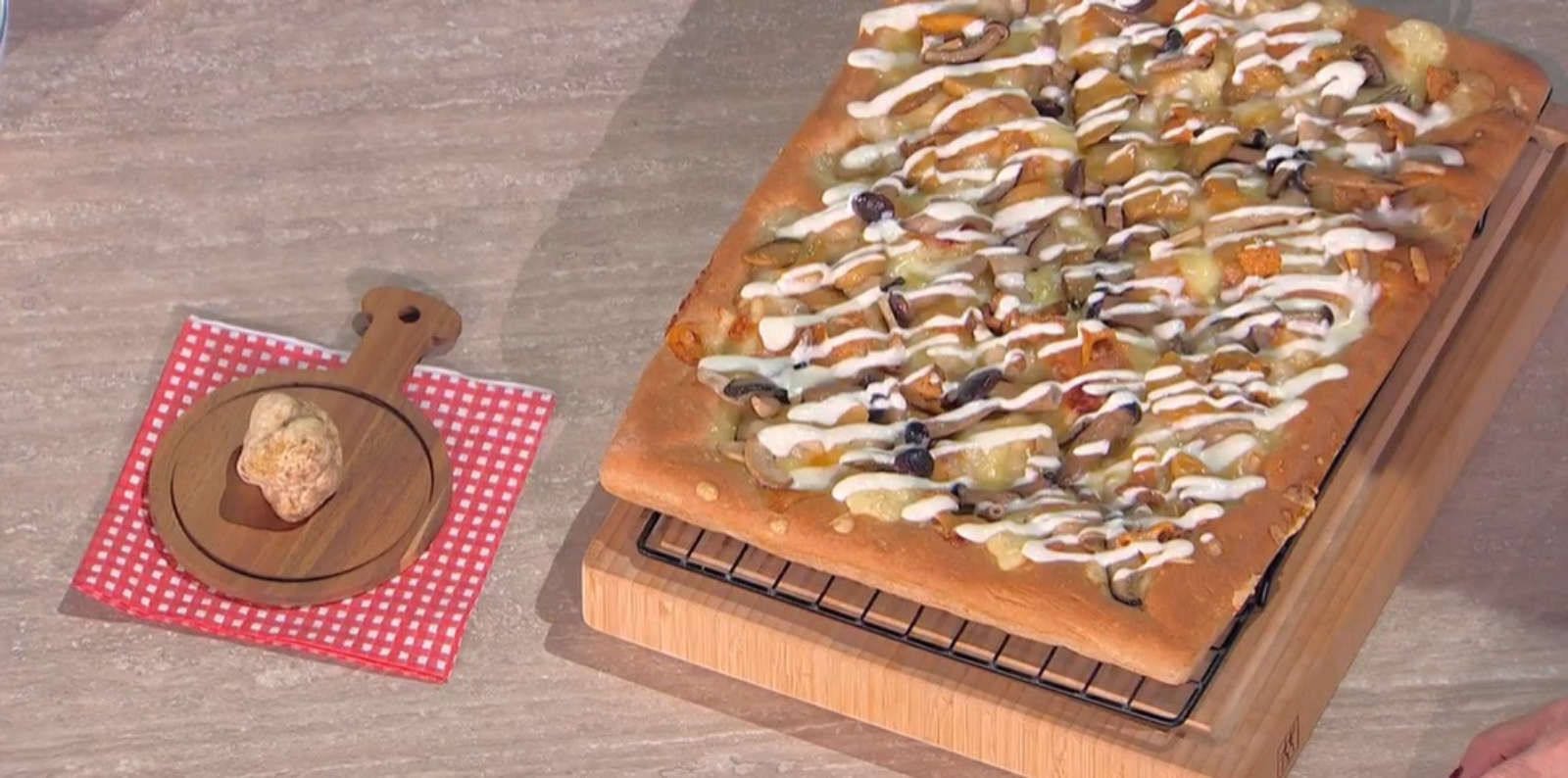 É sempre mezzogiorno, ricetta di oggi 8 novembre 2024: pizza funghi fonduta e tartufo di Fulvio Marino