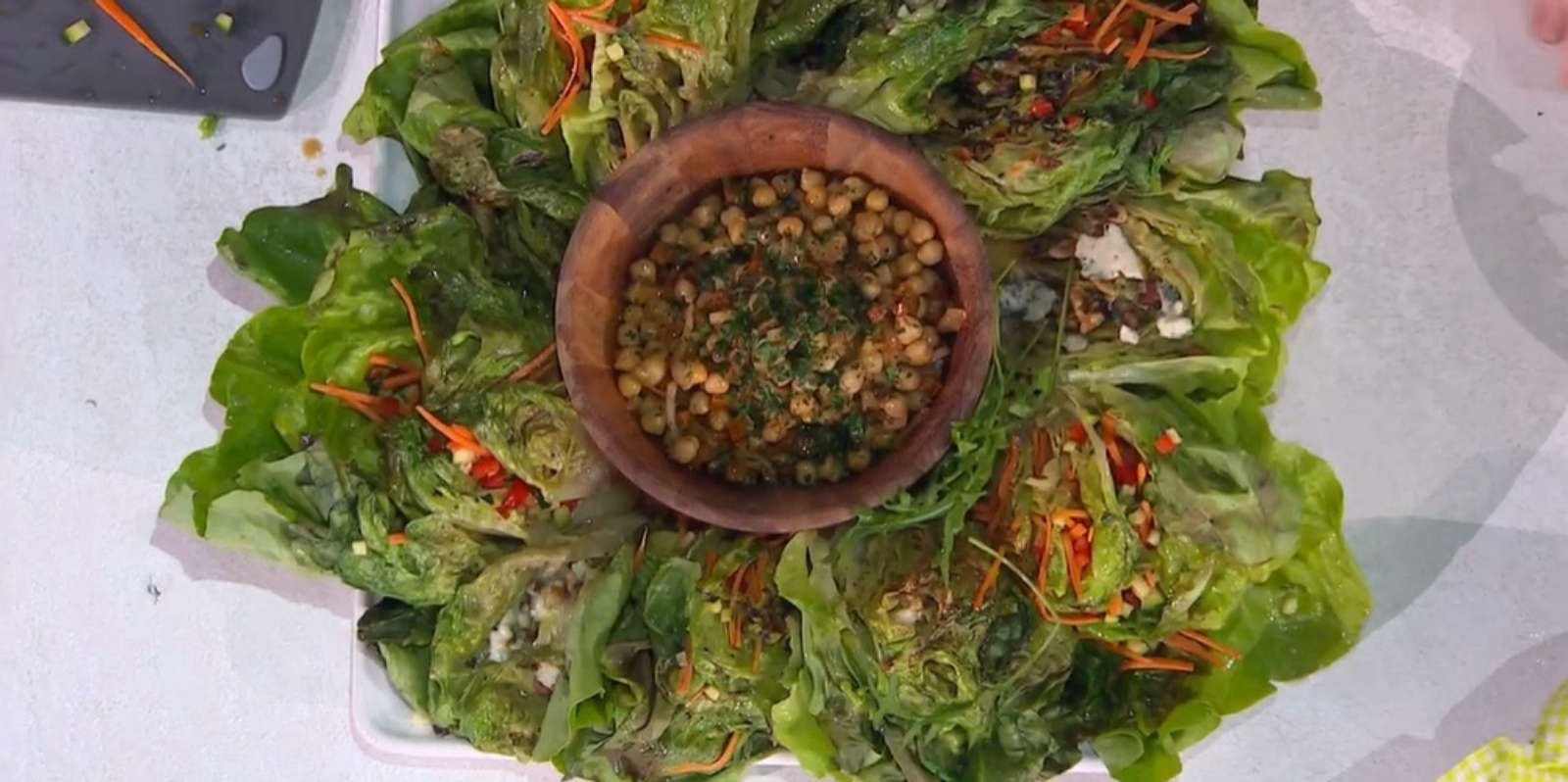 É sempre mezzogiorno, ricetta di oggi 8 novembre 2024: Lattuga BBQ di Gemelli Billi
