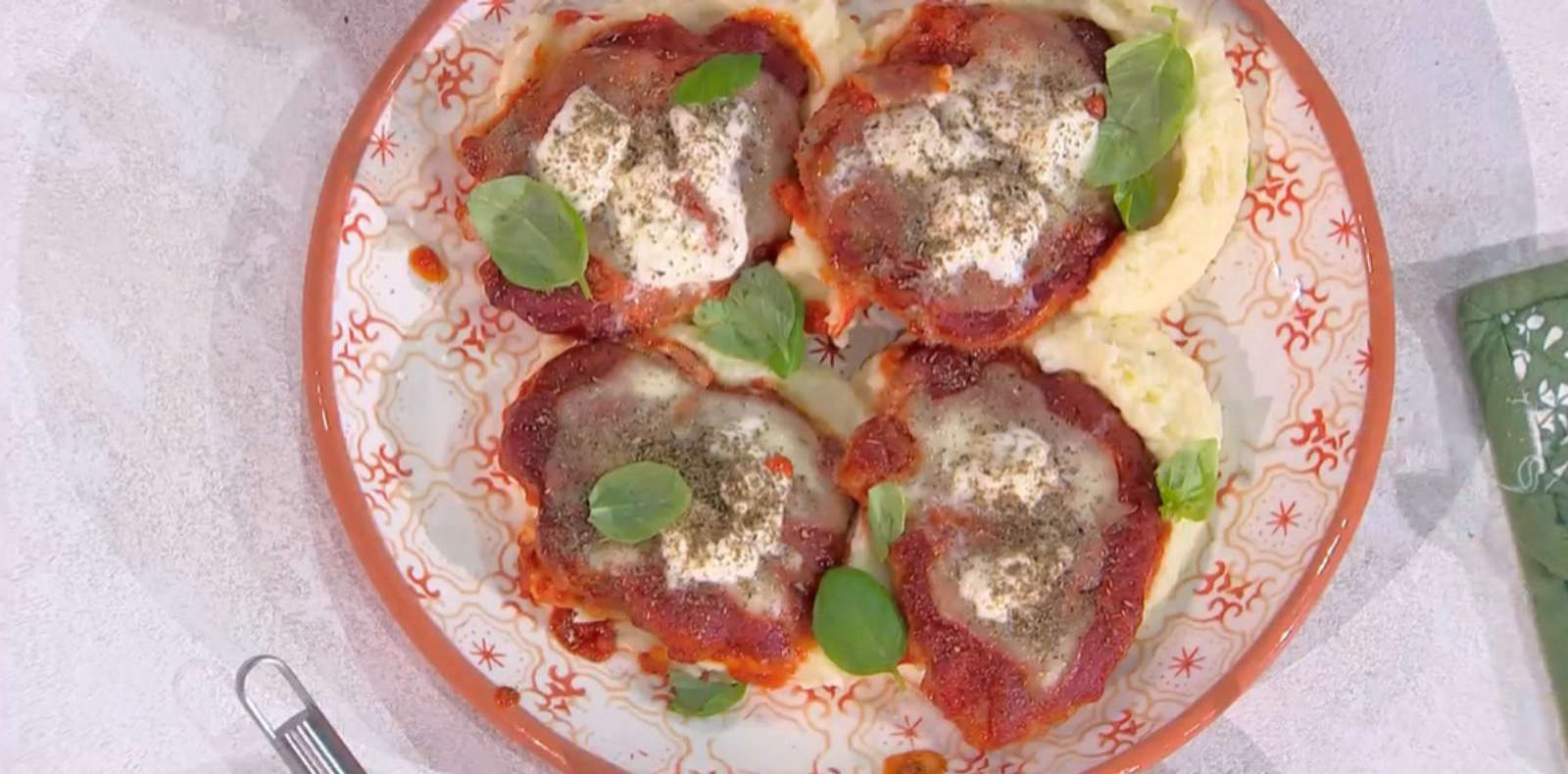 É sempre mezzogiorno, ricetta di oggi 8 novembre 2024: coppa di maiale alla pizzaiola di Fabio Potenzano