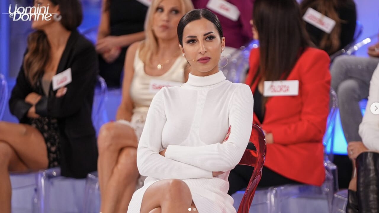 Il trono dell’ex volto di Temptation Island, Francesca Sorrentino, sta vivendo momenti di grande tensione. La tronista si trova infatti a gestire l’abbandono di Paolo e l’assenza di risposte da parte di Francesco, presente in studio ma isolato a causa di problemi di salute. Le dinamiche tra i corteggiatori non sembrano promettenti e il futuro della scelta è incerto. A complicare le cose ci sono anche le turbolenze nel trono di Martina, mentre nel Trono Over ci sono nuovi arrivi e chiusure che continuano a tenere alta l’attenzione del pubblico.

<ul></noscript>
    <li>Francesca rischia di arrivare alla scelta senza corteggiatori.</li>
    <li>Francesco non risponde alle chiamate della redazione né a quelle della tronista.</li>
    <li>Turbolenze tra Martina e Gianmarco, con tensioni sul comportamento infantile.</li>
</ul>
Francesca Sorrentino tra abbandoni e silenzi nel trono incerto