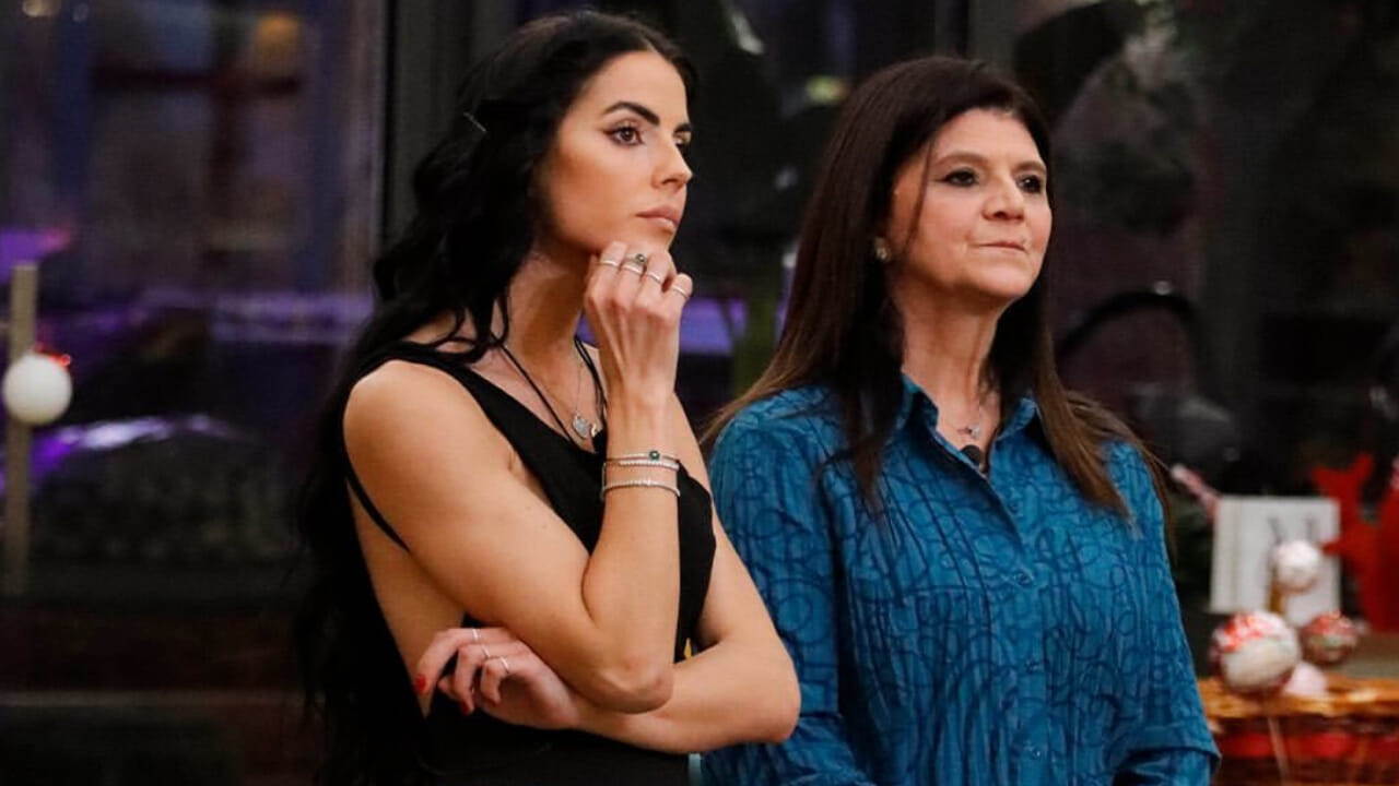 La recente apparizione di Luisa Menditto, madre di Shaila Gatta, al Grande Fratello ha scatenato un’ondata di polemiche e discussioni. Il suo ingresso in Casa ha portato a commenti duri nei confronti della figlia e del fidanzato Lorenzo Spolverati, suscitando l’attenzione degli spettatori e sollevando interrogativi sul suo possibile ritorno nel programma. Gli ascolti, in risalita dopo la sua apparizione, sembrano confermare l’interesse del pubblico per le dinamiche familiari nella Casa.

<ul></noscript>
    <li>Luisa Menditto critica duramente la figlia Shaila Gatta e il fidanzato Lorenzo Spolverati.</li>
    <li>Possibile ritorno di Luisa nella Casa, con speculazioni alimentate da “Agent Beast”.</li>
    <li>Ascolti in crescita, arrivando a oltre 2,3 milioni di telespettatori durante l’episodio con Luisa.</li>
</ul>
Luisa Menditto scuote il Grande Fratello e riaccende le polemiche su Shaila Gatta e Lorenzo Spolverati