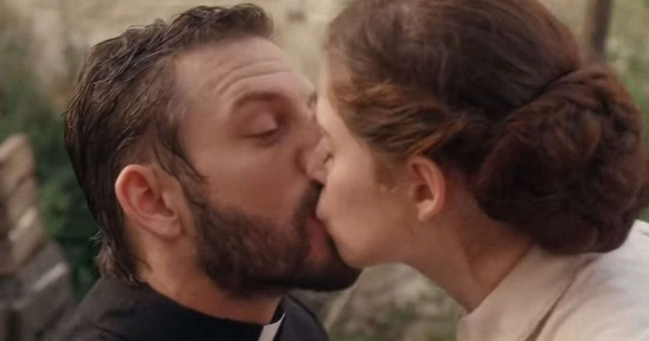 La Promessa, le rivelazioni spagnole: il bacio inaspettato tra Maria e Padre Samuel