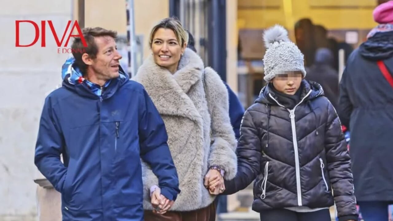 Carlotta Mantovan, vedova dell’amato conduttore Fabrizio Frizzi, è stata avvistata mentre passeggiava serena con la figlia Stella e il nuovo compagno francese. Le immagini, diffuse dal settimanale Diva e Donna, mostrano un momento di felicità familiare che riflette una nuova fase della sua vita. La giornalista ha recentemente affermato di essere pronta a riaprire il suo cuore all’amore, dopo aver condiviso con Frizzi una storia unica e irripetibile. La serenità mostrata durante questa passeggiata sembra confermare che Carlotta stia vivendo un momento di rinascita.

<ul></noscript>
  <li>Carlotta è stata paparazzata con il nuovo fidanzato e la figlia.</li>
  <li>Un anno fa, aveva dichiarato di essere pronta a riaprire il suo cuore.</li>
  <li>Si era trasferita in Francia dopo la scomparsa di Fabrizio, ora si parla di un ritorno a Roma.</li>
</ul>
Carlotta Mantovan e la sua nuova vita tra amore e serenità familiare