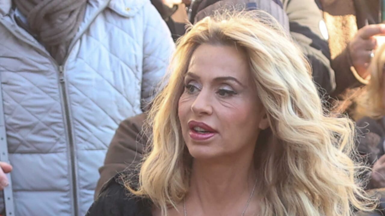 Valeria Marini vittima di un’aggressione a Roma ma salva grazie alla polizia