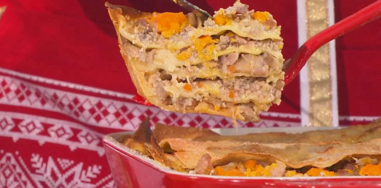 Lasagna goccia d’oro di Chloe Facchini | É sempre mezzogiorno, 30 dicembre 2024