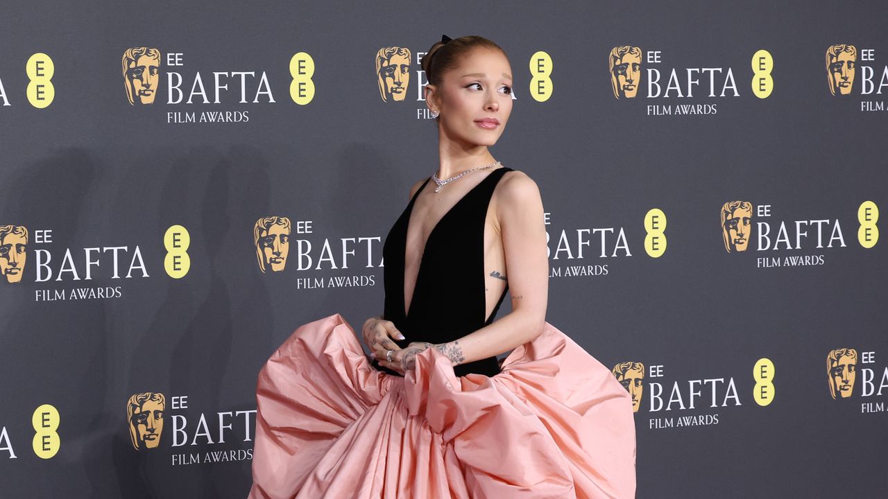 Ariana Grande stupisce ai BAFTA 2025 con un look rococò