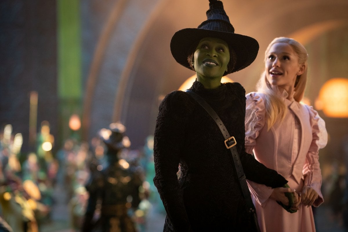 Scopri come Ariana Grande affronta il frenetico set di Wicked e il cast che conquista la scena