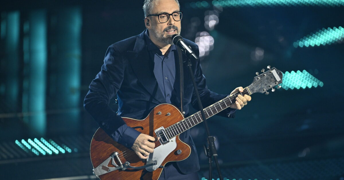 Dario Brunori incanta Sanremo: talento calabrese al top
