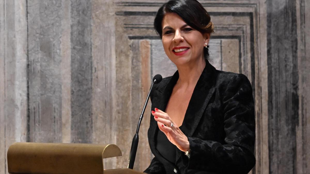 Geppi Cucciari infiamma Sanremo 2025: comicità e look da urlo