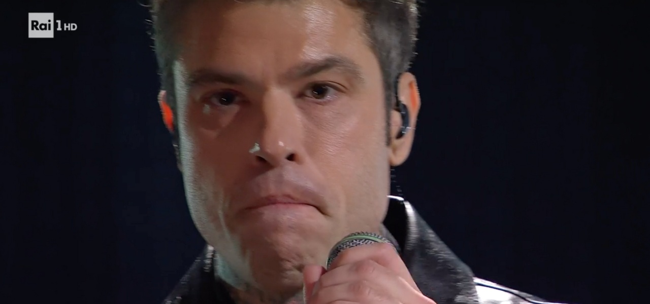 Fedez a Sanremo 2025: Lenti Nere e Messaggio Scioccante
