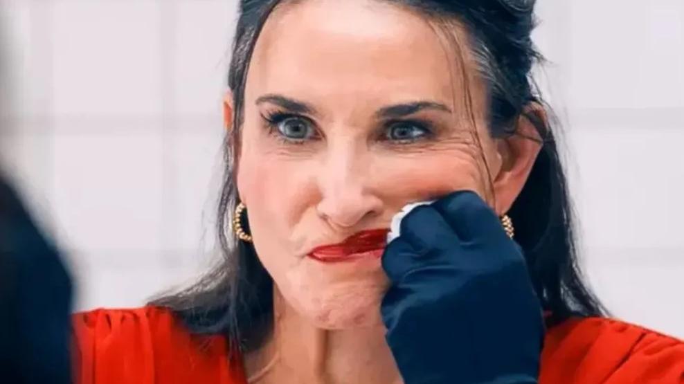 Demi Moore in “The Substance”: Sfida ai Canoni di Bellezza!