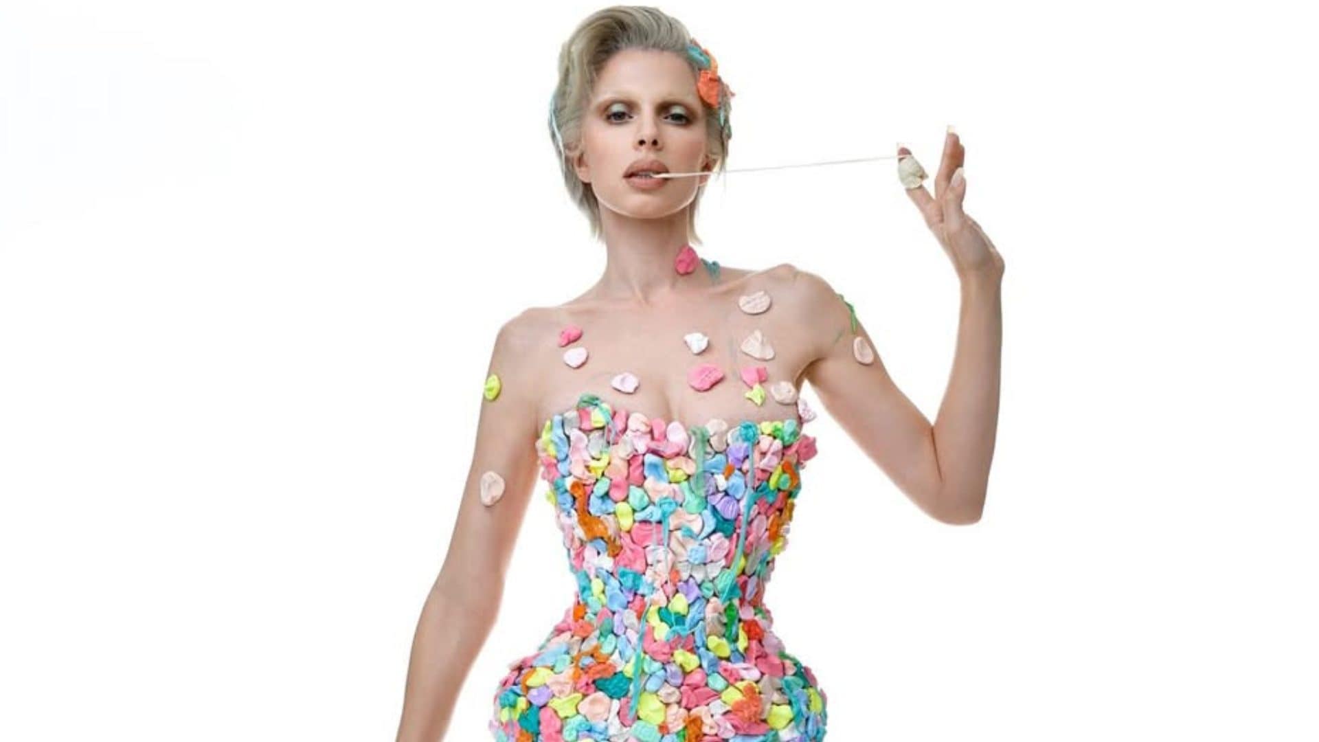 Julia Fox sorprende alla New York Fashion Week con l’audace chewing gum dress di Christian Cowan