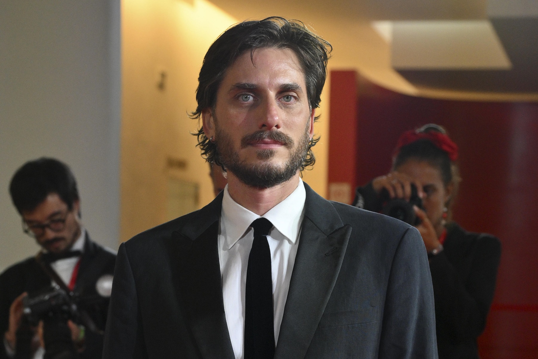 Luca Marinelli svela il significato di Paternal Leave: un film che sfida il patriarcato