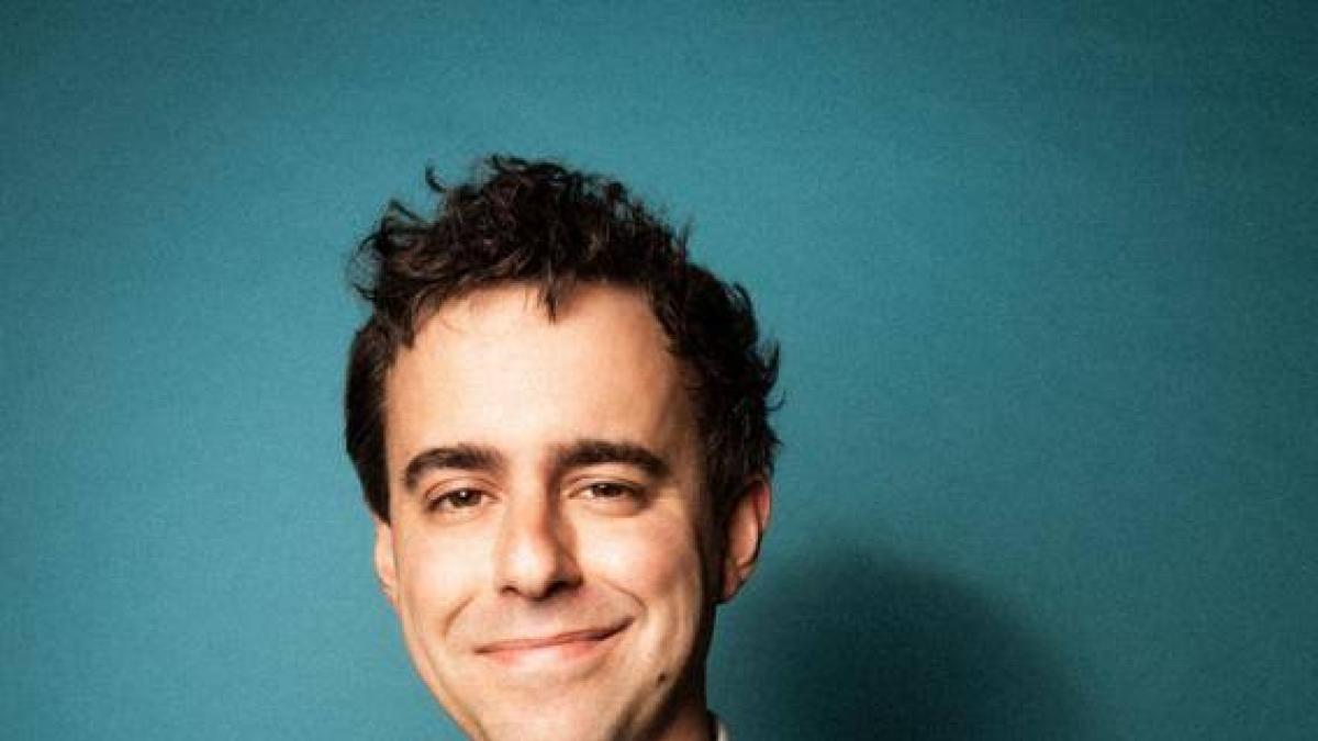 Luca Ravenna a Sanremo 2025: Comicità tra Tabù e Fiori