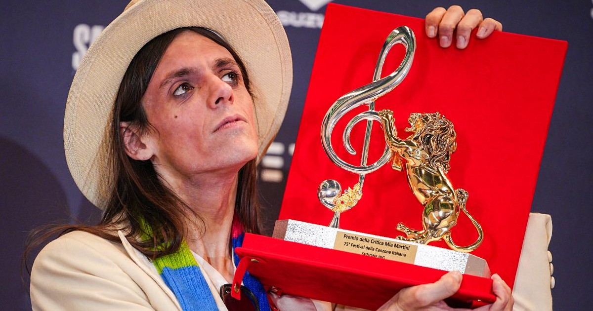 Lucio Corsi conquista il Premio Critica Sanremo 2025