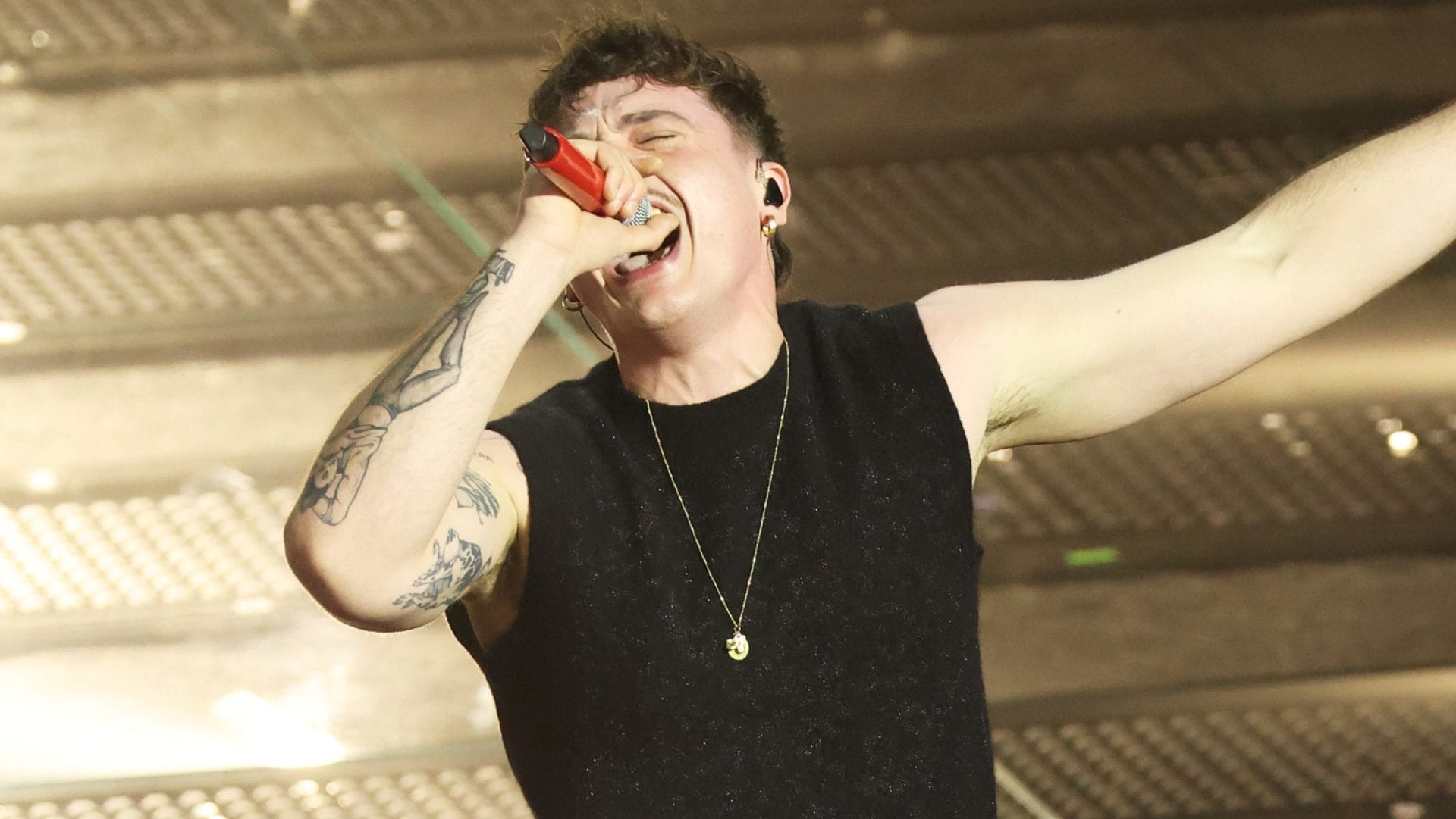 Olly: Il Tatuaggio Segreto che ha Fatto Impazzire Sanremo 2025