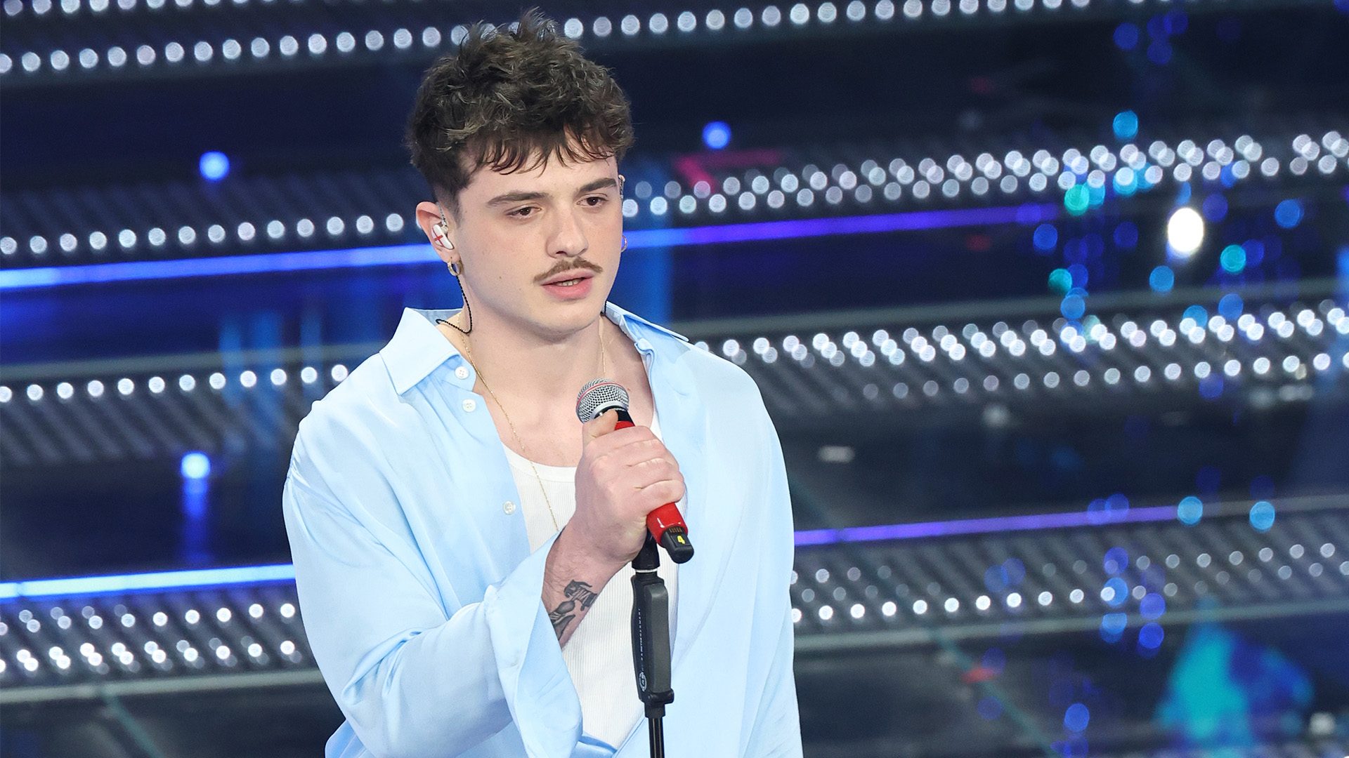 Olly incanta Sanremo 2025: il ritorno del look vintage