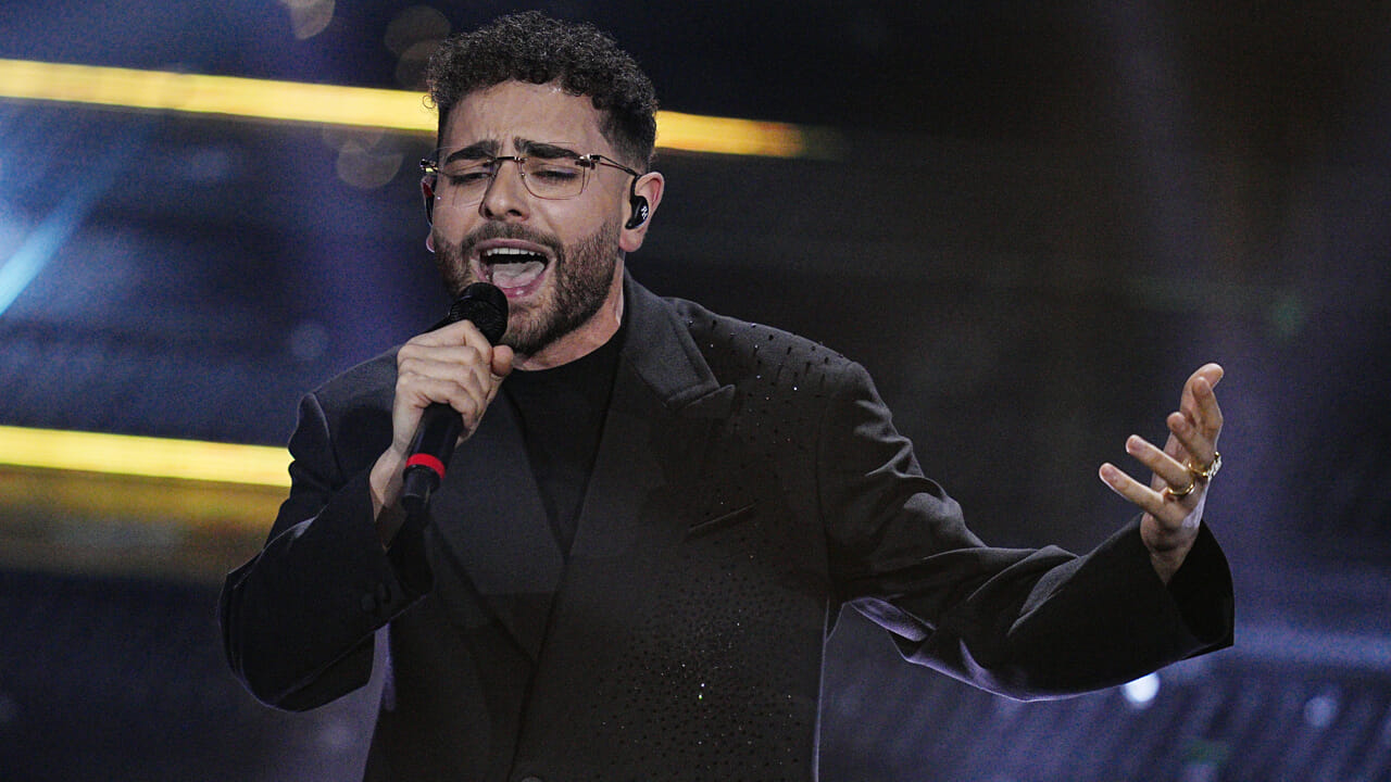 Rocco Hunt sorprende Sanremo: abbraccio commovente alla madre