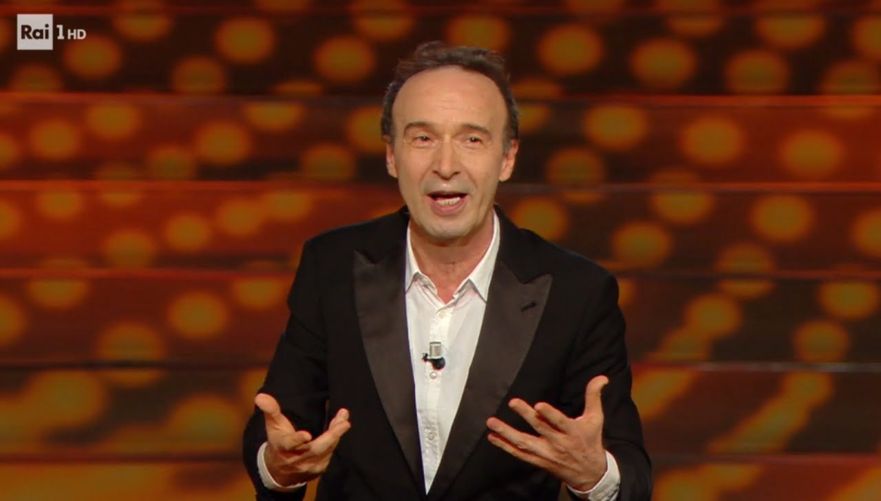 Sanremo 2025, l'abito di Roberto Benigni ospite al Festival: look e stilista