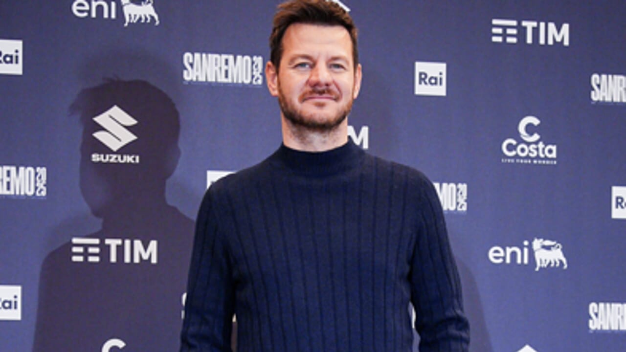 Sanremo 2025: Il Look Spettacolare di Cattelan Svelato