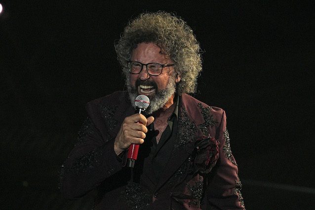 Sanremo 2025: Simone Cristicchi emoziona con un brano sull’Alzheimer