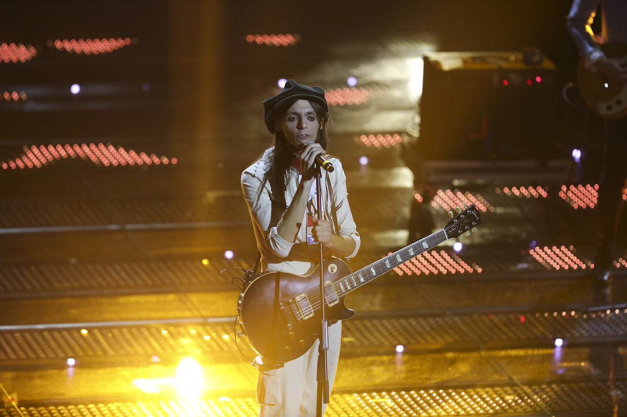 Lucio Corsi trionfa a Sanremo 2025 con “Volevo essere un duro”