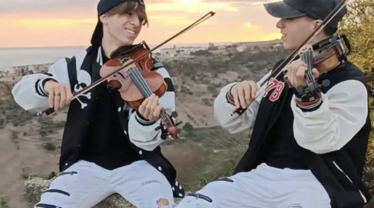 Sanremo 2025, gli abiti dei Twin Violins ospiti al Festival: look e stilista
