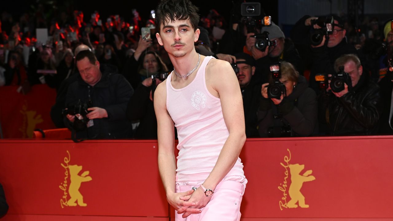 Timothée Chalamet stupisce Berlino: look da urlo e orologio Cartier